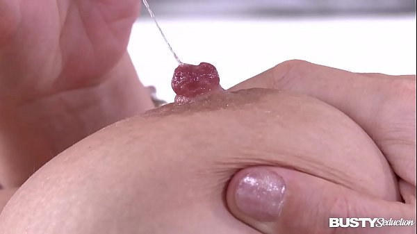 Busty seduction Victoria Summers fills her shaved wet pussy with banana